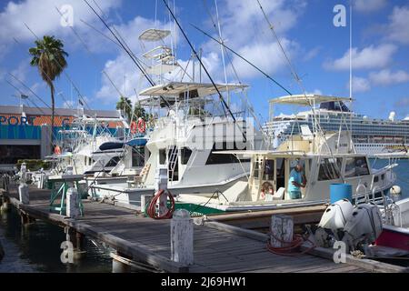 ORANJESTAD, ARUBA - 16. DEZEMBER 2020: Fischerboote in der Wind Creek Marina im Wind Creek Seaport Casino im Zentrum von Oranjestad auf Aruba Stockfoto