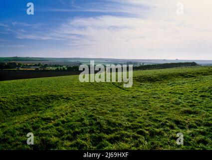 Ansicht E von Windmill Hill Neolithische Einzäunung in der Nähe von Avebury, Wiltshire, England, Großbritannien, zeigt einen Damm über einen der drei Gräben. Stockfoto