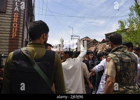 Kaschmir, Indien. 29. April 2022. Indischer Polizist auf Wache während einer Kundgebung zum Tag von Quds (Jerusalem). Der Quds Day, eine Initiative des verstorbenen iranischen Revolutionsführers Ayatollah Ruhollah Khomeini, findet jährlich am letzten Freitag des muslimischen Fastenmonats Ramadan statt. Kredit: SOPA Images Limited/Alamy Live Nachrichten Stockfoto