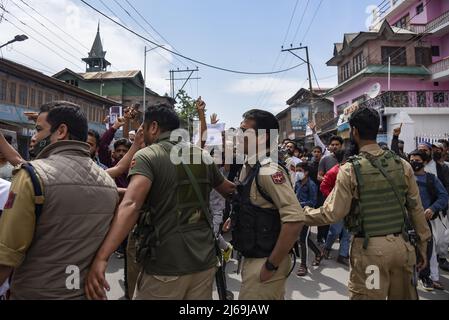 Kaschmir, Indien. 29. April 2022. Indische Polizisten stoppen kaschmirische Muslime während einer Kundgebung am Tag von Quds (Jerusalem). Der Quds Day, eine Initiative des verstorbenen iranischen Revolutionsführers Ayatollah Ruhollah Khomeini, findet jährlich am letzten Freitag des muslimischen Fastenmonats Ramadan statt. Kredit: SOPA Images Limited/Alamy Live Nachrichten Stockfoto