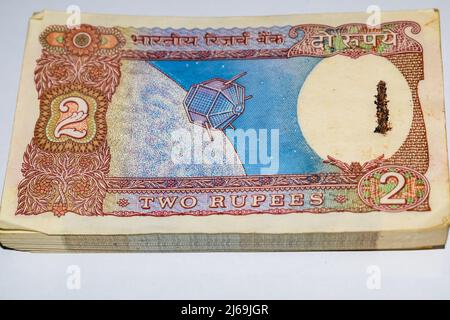 Alte zwei Rupien-Noten auf dem Tisch kombiniert, Indien-Geld auf dem rotierenden Tisch. Alte indische Währung auf einem rotierenden Tisch, indische Währung auf dem Ta Stockfoto