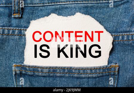 Content ist King auf zerrissenen Papier Hintergrund auf Jeans Business und Finanzen Konzept Stockfoto
