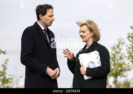 Vijfhuizen, Niederlande. 29. April 2022. 2022-04-29 15:51:32 VIJFHUIZEN - Minister Wopke Hoekstra (Auswärtige Angelegenheiten) und seine britische Kollegin Liz Truss legen Blumen an das Denkmal von MH17. Truss war in den Niederlanden, um mit Hoekstra darüber zu sprechen, dass die Täter von Kriegsverbrechen in der Ukraine zur Verantwortung gezogen werden. ANP RAMON VAN FLYMEN netherlands Out - belgium Out Credit: ANP/Alamy Live News Stockfoto