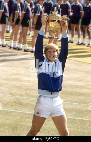 Datei-Foto vom 07-07-1985 des 17-jährigen Boris Becker aus der Bundesrepublik Deutschland, wurde der jüngste Spieler aller Zeiten und der erste unbesiedete Spieler, der das Finale der Wimbledon-Männersingle gewann. Der dreifache Wimbledon-Champion Boris Becker wurde für zweieinhalb Jahre eingesperrt, weil er Vermögenswerte und Kredite im Wert von 2,5million £versteckt hatte, um seine Schulden nicht zu bezahlen. Ausgabedatum: Freitag, 29. April 2022. Stockfoto