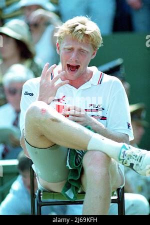 Aktenfoto vom 06-07-1991 von Boris Becker in Verzweiflung. Der dreifache Wimbledon-Champion Boris Becker wurde für zweieinhalb Jahre eingesperrt, weil er Vermögenswerte und Kredite im Wert von 2,5million £versteckt hatte, um seine Schulden nicht zu bezahlen. Ausgabedatum: Freitag, 29. April 2022. Stockfoto