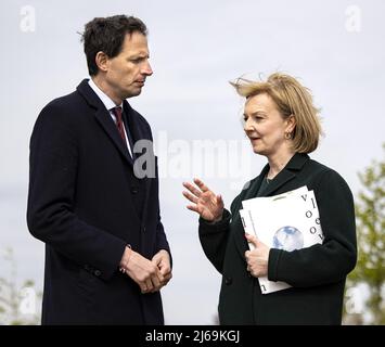 Vijfhuizen, Niederlande. 29. April 2022. 2022-04-29 15:51:32 VIJFHUIZEN - Minister Wopke Hoekstra (Auswärtige Angelegenheiten) und seine britische Kollegin Liz Truss legen Blumen an das Denkmal von MH17. Truss war in den Niederlanden, um mit Hoekstra darüber zu sprechen, dass die Täter von Kriegsverbrechen in der Ukraine zur Verantwortung gezogen werden. ANP RAMON VAN FLYMEN netherlands Out - belgium Out Credit: ANP/Alamy Live News Stockfoto