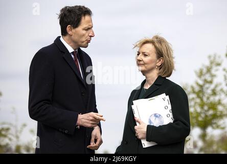 Vijfhuizen, Niederlande. 29. April 2022. 2022-04-29 15:51:47 VIJFHUIZEN - Minister Wopke Hoekstra (Auswärtige Angelegenheiten) und seine britische Kollegin Liz Truss legen Blumen an das Denkmal von MH17. Truss war in den Niederlanden, um mit Hoekstra darüber zu sprechen, dass die Täter von Kriegsverbrechen in der Ukraine zur Verantwortung gezogen werden. ANP RAMON VAN FLYMEN netherlands Out - belgium Out Credit: ANP/Alamy Live News Stockfoto