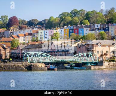 Poole's Wharf Bridge am schwimmenden Hafen in Bristol, Großbritannien, mit farbenfrohen Häusern aus Cliftonwood Stockfoto