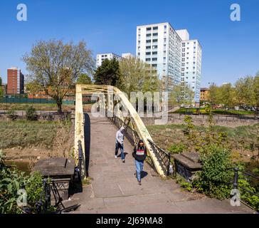 Langton Street Bridge liebevoll als Bananenbrücke über den New Cut am Fluss Avon in Bristol, Großbritannien, bekannt Stockfoto