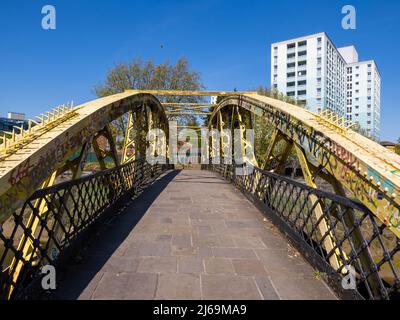 Langton Street Bridge liebevoll als Bananenbrücke über den New Cut am Fluss Avon in Bristol, Großbritannien, bekannt Stockfoto