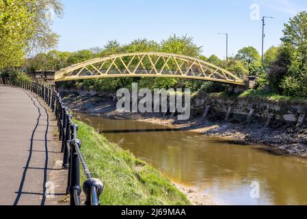 Langton Street Bridge liebevoll als Bananenbrücke über den New Cut am Fluss Avon in Bristol, Großbritannien, bekannt Stockfoto