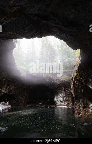 Sinkhole in einem Marmorbruch an einem regnerischen Tag. Ruskeala, Republik Karelien, Russland Stockfoto