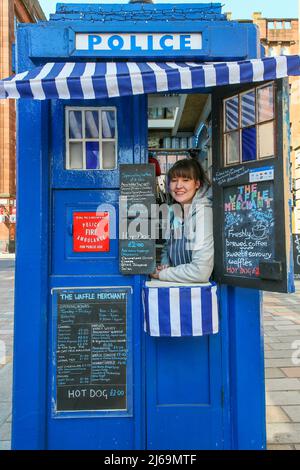 29. April 2022. Glasgow, Großbritannien. CLAIRE ALLEN aus Lenzie, Glasgow, eine erfahrene Catering-Managerin, hat kürzlich das ihrer Meinung nach kleinste Café/Restaurant in Glasgow eröffnet. Sie hat eine alte Polizeisignalbox in der Wilson Street, Merchant City, in der Nähe des Stadtzentrums von Glasgow übernommen und in ein Café umgewandelt, in dem Waffeln, Hotdogs, Kröten und eine große Auswahl an Getränken mit Sitzgelegenheiten im Freien verkauft werden. Kredit: Findlay/ Alamy Live Nachrichten Stockfoto