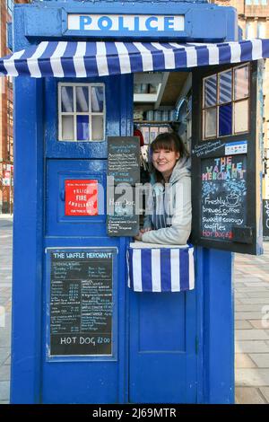 29. April 2022. Glasgow, Großbritannien. CLAIRE ALLEN aus Lenzie, Glasgow, eine erfahrene Catering-Managerin, hat kürzlich das ihrer Meinung nach kleinste Café/Restaurant in Glasgow eröffnet. Sie hat eine alte Polizeisignalbox in der Wilson Street, Merchant City, in der Nähe des Stadtzentrums von Glasgow übernommen und in ein Café umgewandelt, in dem Waffeln, Hotdogs, Kröten und eine große Auswahl an Getränken mit Sitzgelegenheiten im Freien verkauft werden. Kredit: Findlay/ Alamy Live Nachrichten Stockfoto