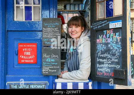 29. April 2022. Glasgow, Großbritannien. CLAIRE ALLEN aus Lenzie, Glasgow, eine erfahrene Catering-Managerin, hat kürzlich das ihrer Meinung nach kleinste Café/Restaurant in Glasgow eröffnet. Sie hat eine alte Polizeisignalbox in der Wilson Street, Merchant City, in der Nähe des Stadtzentrums von Glasgow übernommen und in ein Café umgewandelt, in dem Waffeln, Hotdogs, Kröten und eine große Auswahl an Getränken mit Sitzgelegenheiten im Freien verkauft werden. Kredit: Findlay/ Alamy Live Nachrichten Stockfoto