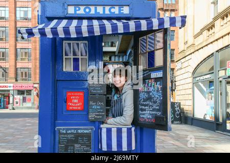 29. April 2022. Glasgow, Großbritannien. CLAIRE ALLEN aus Lenzie, Glasgow, eine erfahrene Catering-Managerin, hat kürzlich das ihrer Meinung nach kleinste Café/Restaurant in Glasgow eröffnet. Sie hat eine alte Polizeisignalbox in der Wilson Street, Merchant City, in der Nähe des Stadtzentrums von Glasgow übernommen und in ein Café umgewandelt, in dem Waffeln, Hotdogs, Kröten und eine große Auswahl an Getränken mit Sitzgelegenheiten im Freien verkauft werden. Kredit: Findlay/ Alamy Live Nachrichten Stockfoto