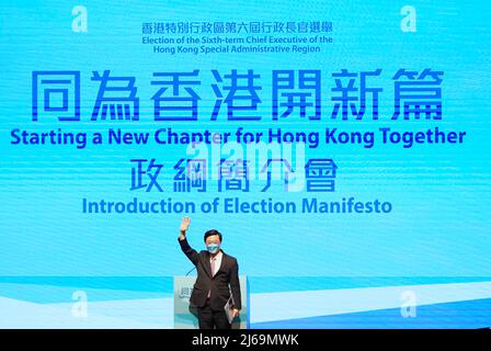 Hongkong, China. 29. April 2022. (220429) -- HONGKONG, 29. April 2022 (Xinhua) -- John Lee, Kandidat für die kommende sechste Amtszeit der Exekutivwahlen der Sonderverwaltungsregion Hongkong (HKSAR) Anfang nächsten Monats, veröffentlicht sein Wahlmanifest im südchinesischen Hongkong, 29. April 2022. (Xinhua/Lui Siu Wai) Quelle: Xinhua/Alamy Live News Stockfoto