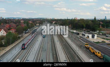 (220429) -- BELGRAD, 29. April 2022 (Xinhua) -- Luftfoto vom 23. April 2022 zeigt den Abschnitt Belgrad-Novi Sad der Belgrad-Budapest-Bahn in Belgrad, Serbien. ZUM „Feature: Chinesische Hochgeschwindigkeitsstrecke macht das Leben der serbischen Mutter einfacher“ (Foto: Wang Wei/Xinhua) Stockfoto