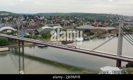 (220429) -- BELGRAD, 29. April 2022 (Xinhua) -- Luftfoto vom 23. April 2022 zeigt den Abschnitt Belgrad-Novi Sad der Belgrad-Budapest-Bahn in Belgrad, Serbien. ZUM „Feature: Chinesische Hochgeschwindigkeitsstrecke macht das Leben der serbischen Mutter einfacher“ (Foto: Wang Wei/Xinhua) Stockfoto