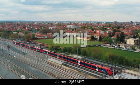 (220429) -- BELGRAD, 29. April 2022 (Xinhua) -- Luftfoto vom 23. April 2022 zeigt den Abschnitt Belgrad-Novi Sad der Belgrad-Budapest-Bahn in Belgrad, Serbien. ZUM „Feature: Chinesische Hochgeschwindigkeitsstrecke macht das Leben der serbischen Mutter einfacher“ (Foto: Wang Wei/Xinhua) Stockfoto