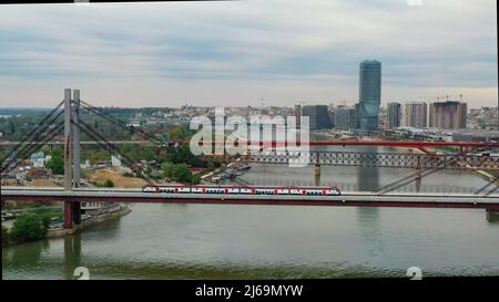 (220429) -- BELGRAD, 29. April 2022 (Xinhua) -- Luftfoto vom 23. April 2022 zeigt den Abschnitt Belgrad-Novi Sad der Belgrad-Budapest-Bahn in Belgrad, Serbien. ZUM „Feature: Chinesische Hochgeschwindigkeitsstrecke macht das Leben der serbischen Mutter einfacher“ (Foto: Wang Wei/Xinhua) Stockfoto