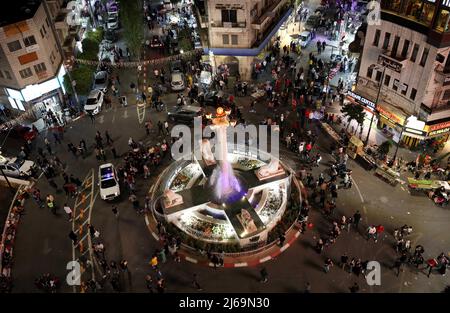 (220429) -- RAMALLAH, 29. April 2022 (Xinhua) -- Palästinenser werden auf dem Al-Manara-Platz vor dem Eid al-Fitr-Fest in der Stadt Ramallah im Westjordanland am 28. April 2022 gesehen. (Foto von Ayman Nobani/Xinhua) Stockfoto