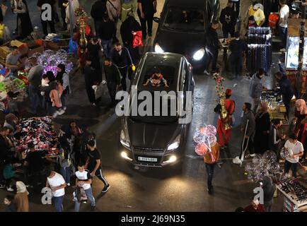 (220429) -- RAMALLAH, 29. April 2022 (Xinhua) -- Palästinenser kaufen vor dem Eid al-Fitr-Fest in der Stadt Ramallah im Westjordanland am 28. April 2022 auf einem Markt ein. (Foto von Ayman Nobani/Xinhua) Stockfoto