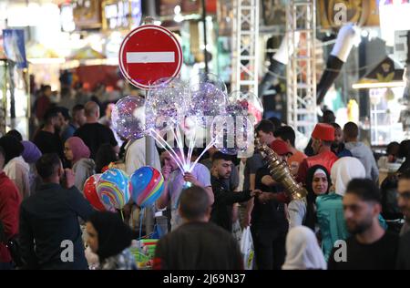 (220429) -- RAMALLAH, 29. April 2022 (Xinhua) -- Ein palästinensischer Händler verkauft Ballons auf einem Markt vor dem Eid al-Fitr-Festival in der Stadt Ramallah im Westjordanland, am 28. April 2022. (Foto von Ayman Nobani/Xinhua) Stockfoto