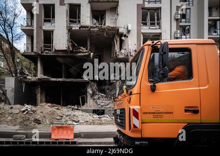 Kiew, Ukraine. 29. April 2022. 29. April 2022, Kiew, Kiew, Kiew, Ukraine: Eine Kamion vor dem beschädigten Gebäude. Während die Retter nach Menschen suchen, reinigen die Arbeiter das Gebiet und treffen am 28.. April ein Gebäude im Schevchenko-Bezirk in Kiew (Kiew), nachdem Raketen das Gebäude getroffen haben. Fast ein Dutzend Menschen wurden verletzt, und Vera Gyrych, Journalistin von Radio Liberty, starb. (Bild: © Valeria Ferraro/ZUMA Press Wire) Bild: ZUMA Press, Inc./Alamy Live News Stockfoto