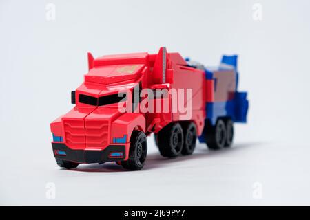 Spielzeug roten LKW-Transformator auf einem weißen Hintergrund. Spielzeugautos für Kinder, Spielwarenladen. Stockfoto