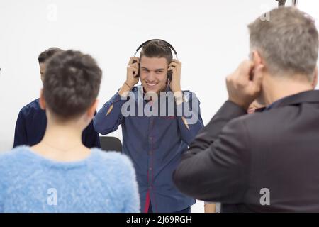 Studenten mit Videokamera im Computerlabor, Filmen in einem Studio. Praktische Lektionen Stockfoto