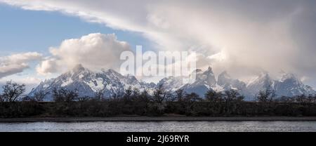 Panoramablick auf Cuernos del Paine und den Fluss Serrano Stockfoto