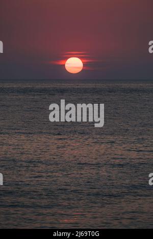 Sonne verblasst im Horizont vor Sonnenuntergang, Petani Strand, Kefalonia Stockfoto