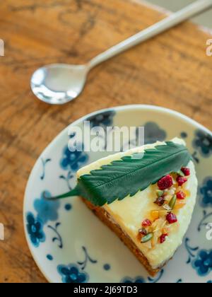 Karottenkuchen mit frischem Cannabisblatt. Stockfoto