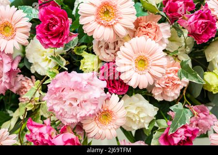 Nahaufnahme der farbenfrohen Takasago-Blumen bei einem Hochzeitsempfang Stockfoto