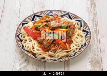 Laghman, handgezogene Nudeln Gericht mit Lammfleisch und Gemüse, uigurische Küche Stockfoto