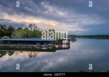 Sonnenaufgang am Lake Lay und Dock Stockfoto