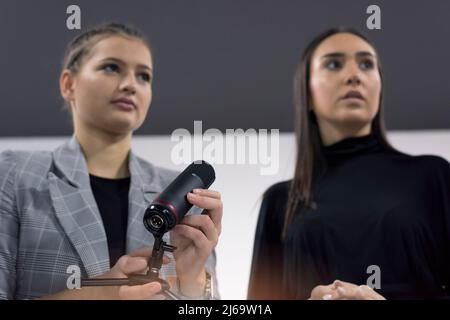 Studenten mit Videokamera im Computerlabor, Filmen in einem Studio. Praktische Lektionen Stockfoto