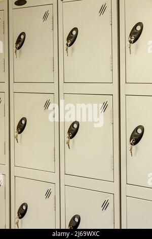 Schließfächer bereit für den Einsatz mit Schlüsseln in den Türen. Stockfoto