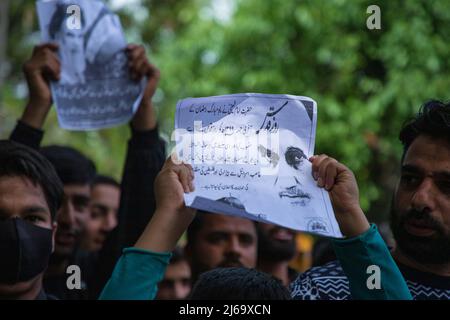 Ein muslimischer Junge aus Kaschmir hält ein Plakat, während er Pro Palestine und religiöse Slogans während einer Kundgebung anlässlich des Tages in Quds (Jerusalem) ruft. (Al-Qud) ist der arabische Name für Jerusalem, der Al-Quds-Tag wird an jedem letzten Freitag des Heiligen Monats Ramadan weltweit begangen, um ihre Unterstützung für die Palästinenser zu zeigen und Israel zu verurteilen. (Foto von Faisal Bashir / SOPA Images/Sipa USA) Stockfoto