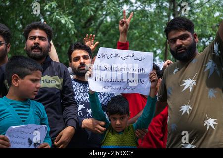 Ein schiitischer Kaschmiri-Muslim hält ein Plakat, während er Pro Palestine und religiöse Slogans während einer Kundgebung anlässlich des Tages in Quds (Jerusalem) ruft. (Al-Qud) ist der arabische Name für Jerusalem, der Al-Quds-Tag wird an jedem letzten Freitag des Heiligen Monats Ramadan weltweit begangen, um ihre Unterstützung für die Palästinenser zu zeigen und Israel zu verurteilen. (Foto von Faisal Bashir / SOPA Images/Sipa USA) Stockfoto