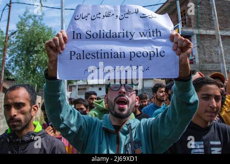 Ein muslimischer Junge aus Kaschmir hält während einer Kundgebung zum Tag von Quds (Jerusalem) ein Plakat. (Al-Qud) ist der arabische Name für Jerusalem, der Al-Quds-Tag wird an jedem letzten Freitag des Heiligen Monats Ramadan weltweit begangen, um ihre Unterstützung für die Palästinenser zu zeigen und Israel zu verurteilen. (Foto von Faisal Bashir / SOPA Images/Sipa USA) Stockfoto