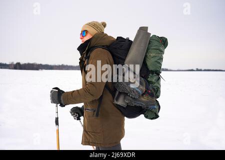 Porträt eines Mannes in polaren Gläsern während einer Winterwanderung Stockfoto