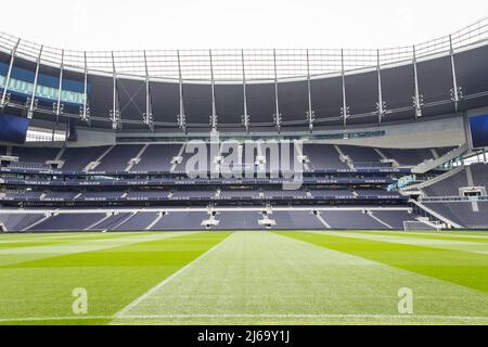 Blick auf den leeren Platz und den Stand des Fußballstadions Tottenham Hotspur Stockfoto