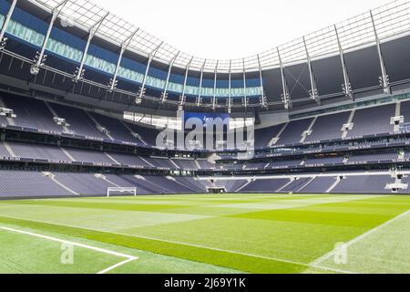 Blick auf den leeren Platz und den Stand des Fußballstadions Tottenham Hotspur Stockfoto