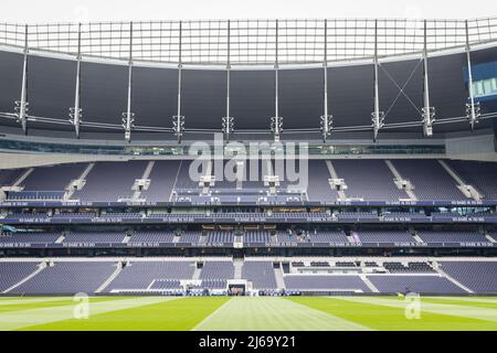 Blick auf den leeren Platz und den Stand des Fußballstadions Tottenham Hotspur Stockfoto