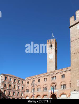 Treviso, TV, Italien - 17. Oktober 2021: Palazzo dei Trecento, auch Palazzo della Ragione genannt, beherbergt den gemeinderat und den Uhrenturm in Venetien Reg Stockfoto