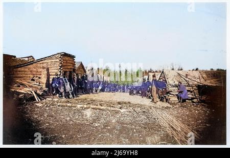 Winterquartier des Unidentified Union Army Regiment mit zwei Reihen Blockhütten. 1861–65 Stockfoto