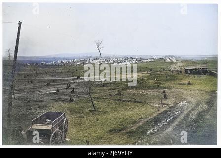Waggon und nicht identifizierte Union Army Zeltlager in der Ferne. 1861–65 Stockfoto