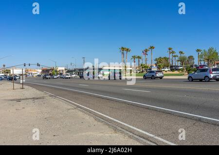 Apple Valley, CA, USA – 20. April 2022: Morgendlicher Verkehr auf dem Happy Trails Highway, CA State Route 18, in der Stadt Apple Valley, Kalifornien. Stockfoto